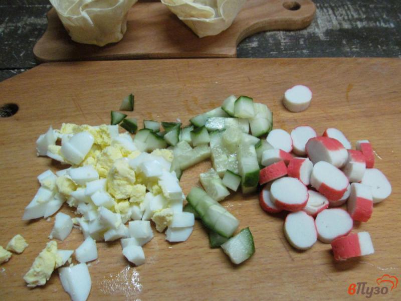 Фото приготовление рецепта: Корзиночки из лаваша с салатом шаг №4