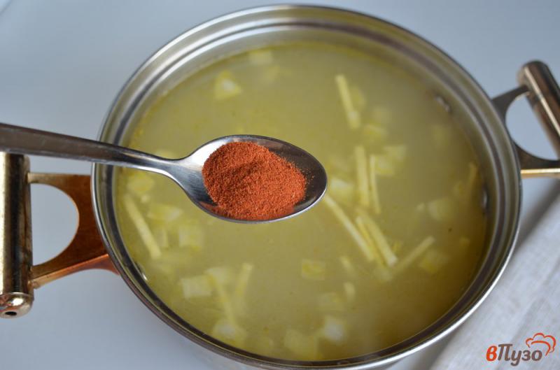 Фото приготовление рецепта: Суп с курицей и шпинатом шаг №4