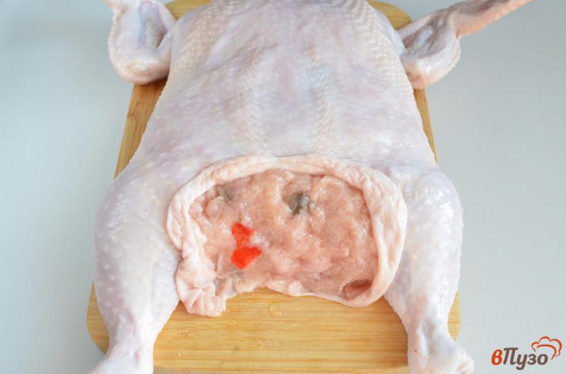 Фото приготовление рецепта: Фаршированная курица шаг №7