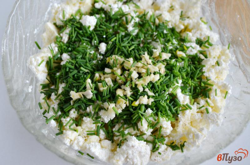Фото приготовление рецепта: Салат из брынзы и шнитт-лука шаг №4