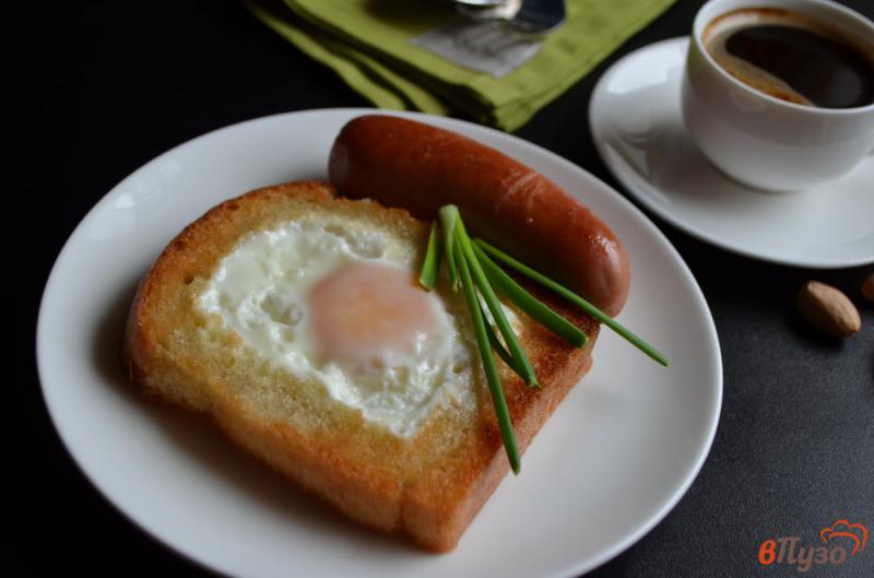Фото приготовление рецепта: Яичница по-французски на завтрак шаг №7