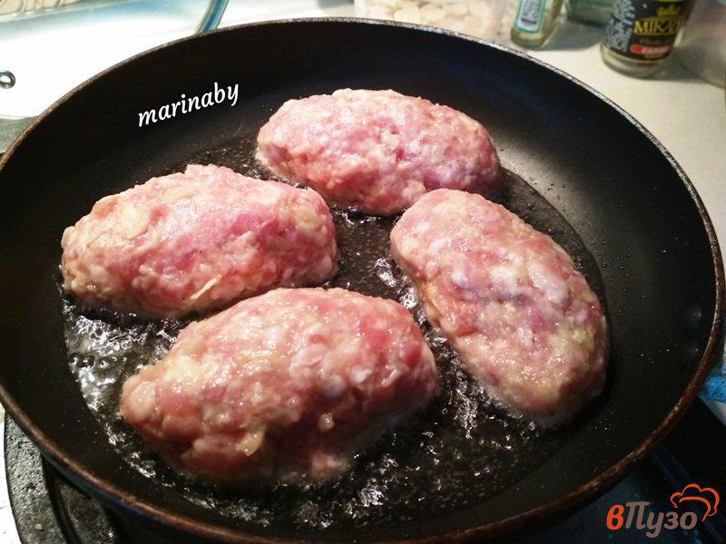 Фото приготовление рецепта: Котлеты мясные с кабачком шаг №4