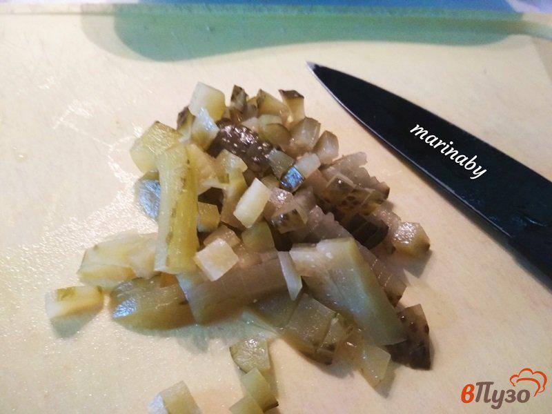 Фото приготовление рецепта: Салат слоеный с курицей и черносливом шаг №3