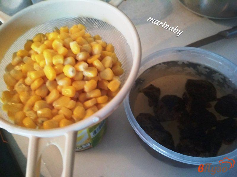 Фото приготовление рецепта: Салат слоеный с курицей и черносливом шаг №2