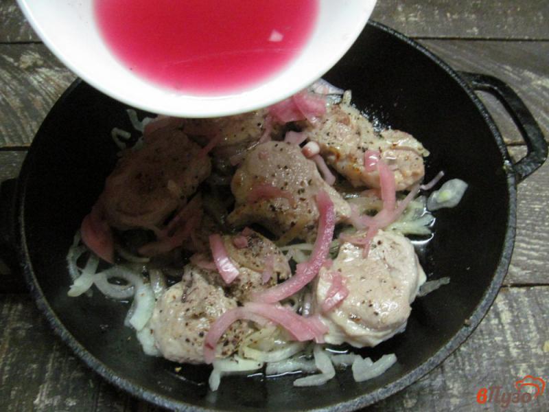 Фото приготовление рецепта: Свиная вырезка с луком и уксусом шаг №5