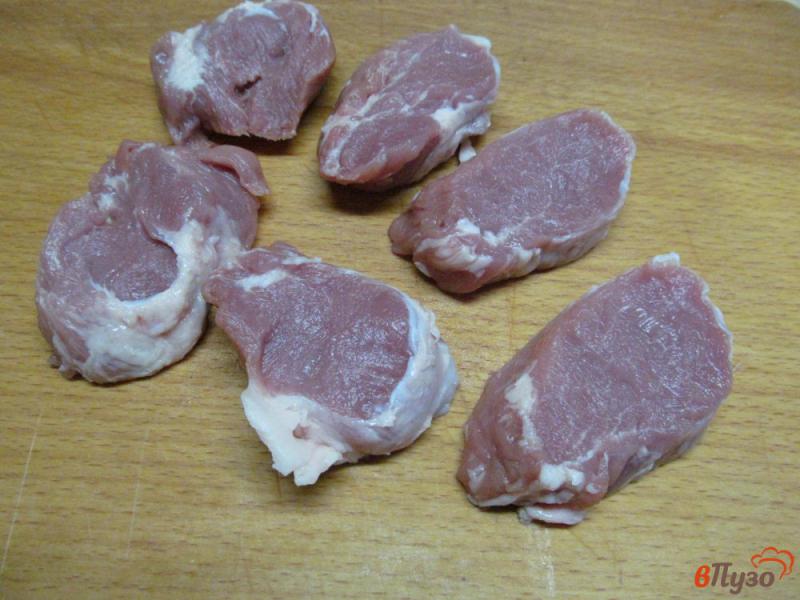 Фото приготовление рецепта: Свиная вырезка с луком и уксусом шаг №1