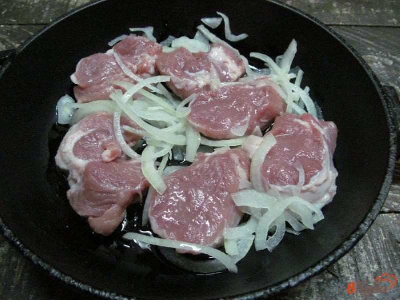 Фото приготовление рецепта: Свиная вырезка с луком и уксусом шаг №3
