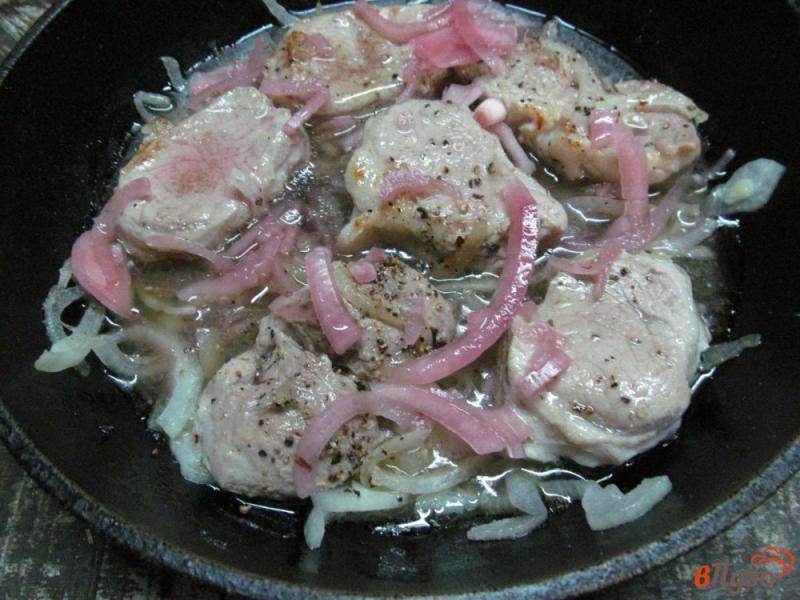 Фото приготовление рецепта: Свиная вырезка с луком и уксусом шаг №6