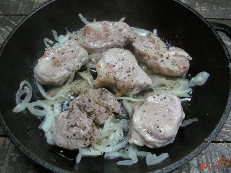 Фото приготовление рецепта: Свиная вырезка с луком и уксусом шаг №4