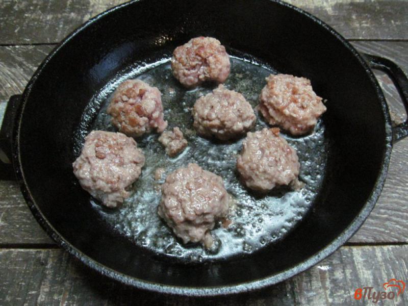 Фото приготовление рецепта: Паста с фрикадельками в грибном соусе шаг №2
