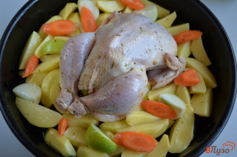 Фото приготовление рецепта: Курица с яблоками шаг №5