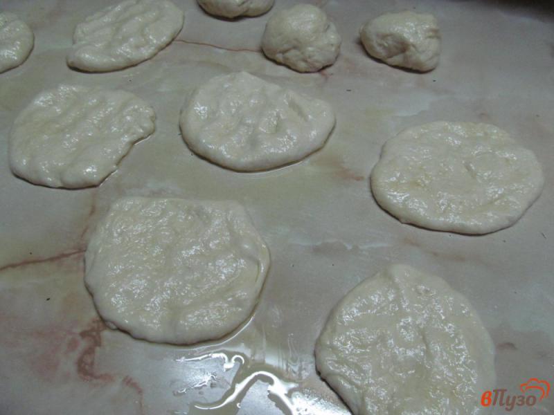 Фото приготовление рецепта: Духовые пирожки с капустой и грибами шаг №13