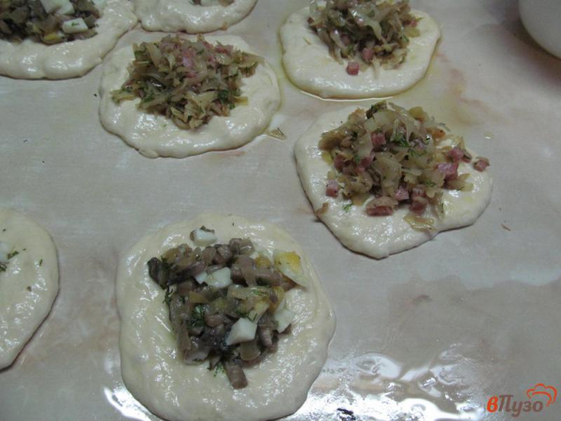 Фото приготовление рецепта: Духовые пирожки с капустой и грибами шаг №14