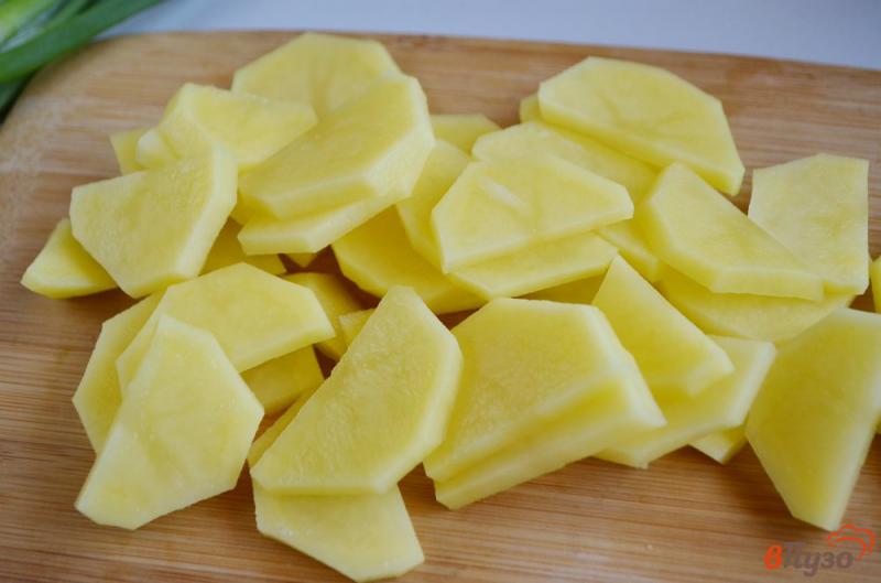 Фото приготовление рецепта: Картофель с луком шаг №2