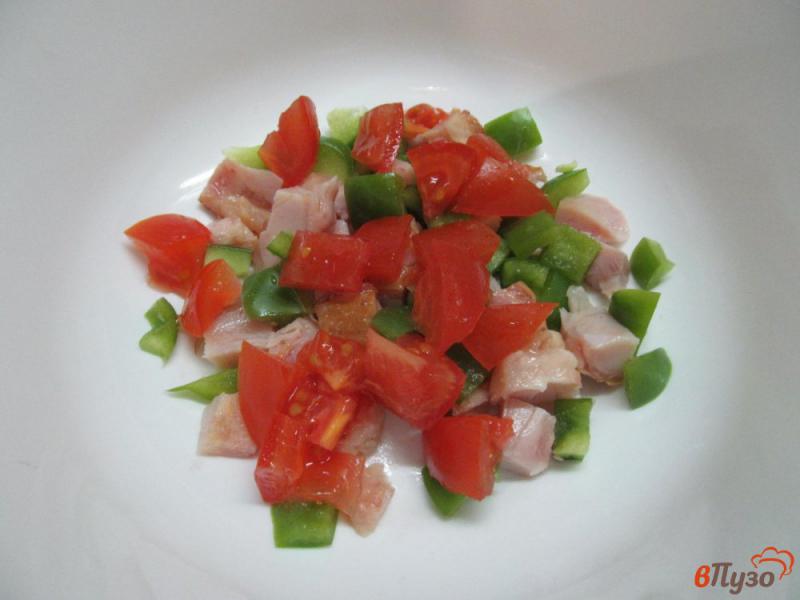 Фото приготовление рецепта: Салат «Пестрый» из овощей и курицей шаг №4