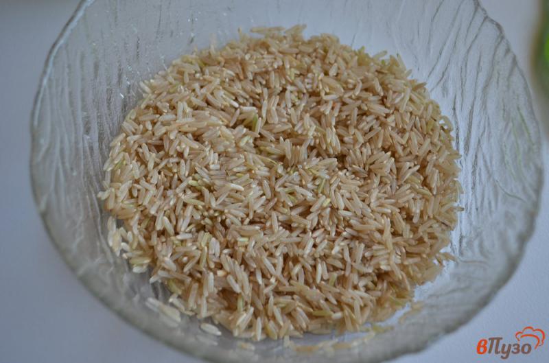 Фото приготовление рецепта: Бурый рис с колбасками шаг №3