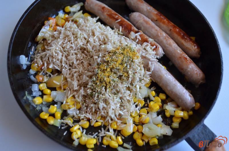Фото приготовление рецепта: Бурый рис с колбасками шаг №4