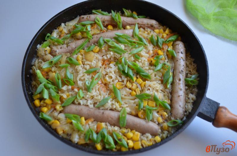 Фото приготовление рецепта: Бурый рис с колбасками шаг №6