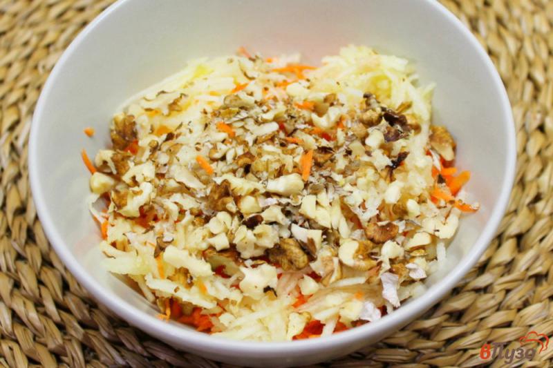 Фото приготовление рецепта: Морковный салат с орехами и сыром шаг №3