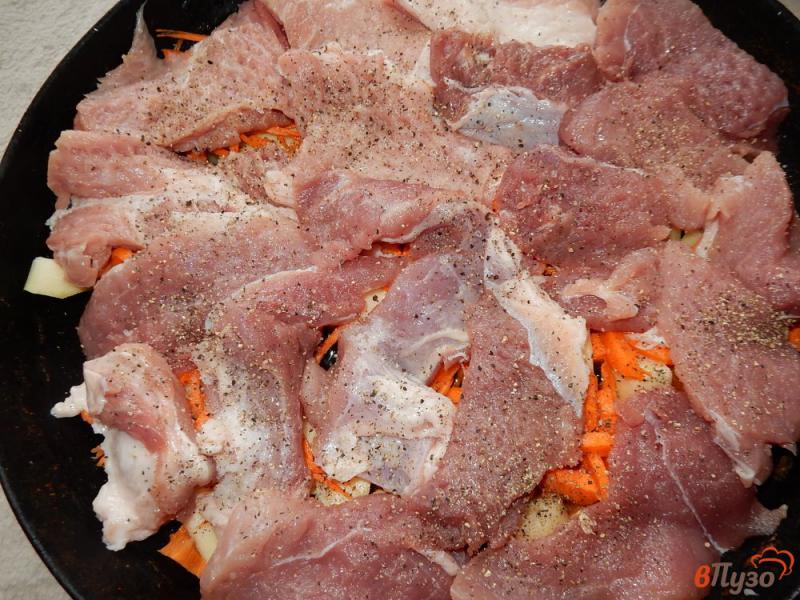 Фото приготовление рецепта: Мясо запеченное с кабачками под сыром шаг №4