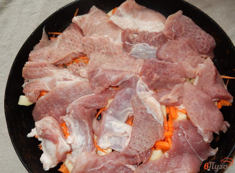 Фото приготовление рецепта: Мясо запеченное с кабачками под сыром шаг №3