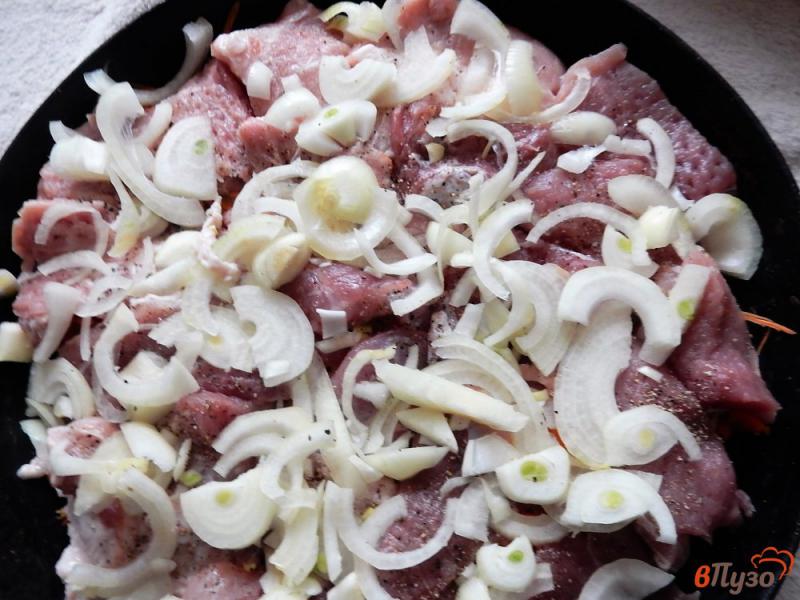 Фото приготовление рецепта: Мясо запеченное с кабачками под сыром шаг №5