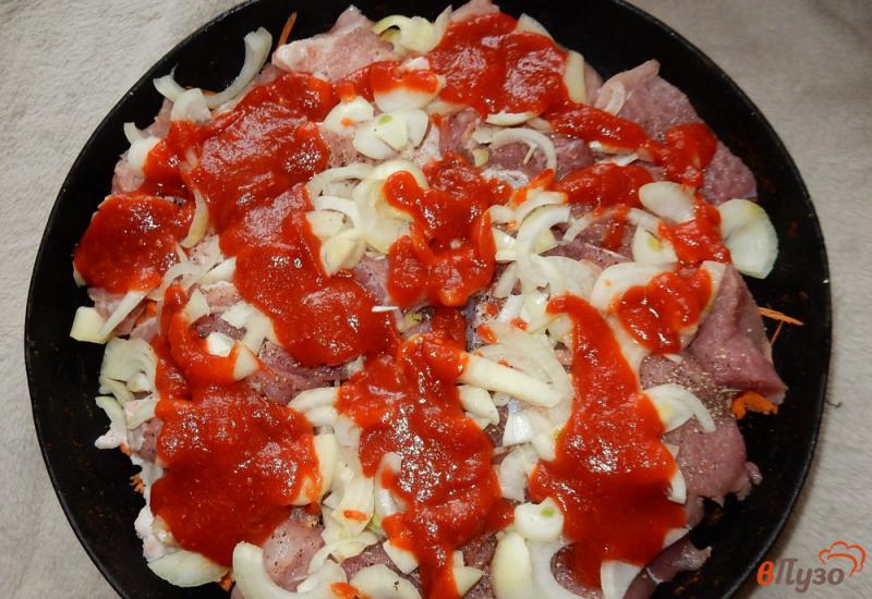 Фото приготовление рецепта: Мясо запеченное с кабачками под сыром шаг №6