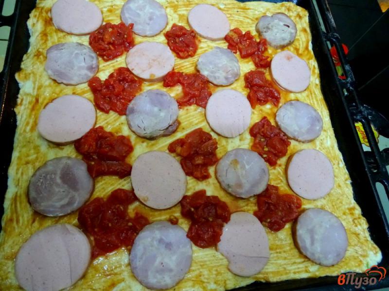 Фото приготовление рецепта: Пицца с двумя видами колбасы шаг №6