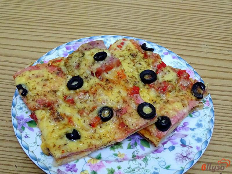 Фото приготовление рецепта: Пицца с двумя видами колбасы шаг №10