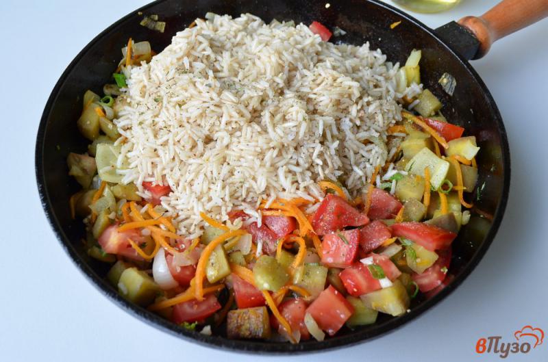 Фото приготовление рецепта: Бурый рис с овощами шаг №5