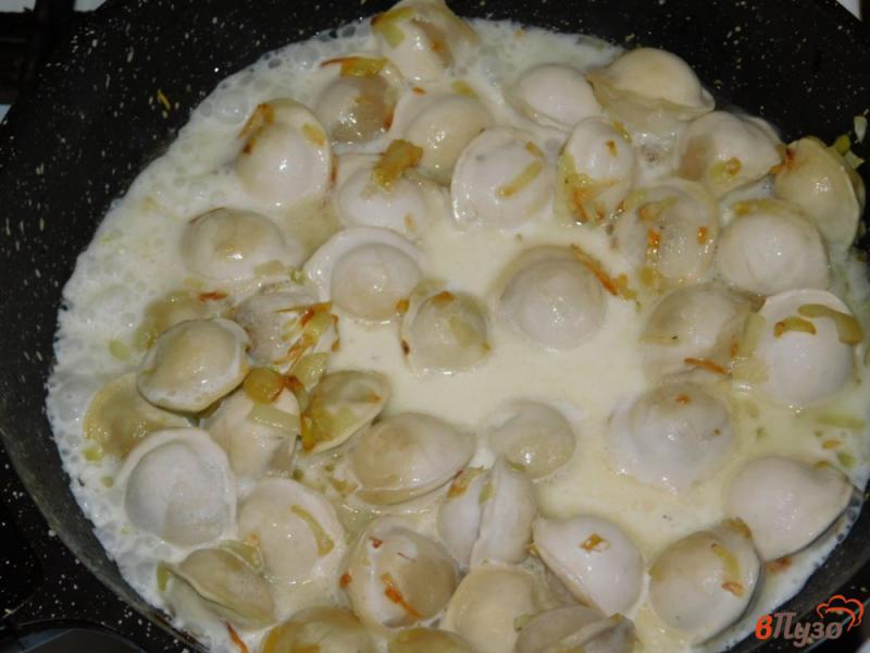 Фото приготовление рецепта: Пельмени в сырном соусе шаг №3