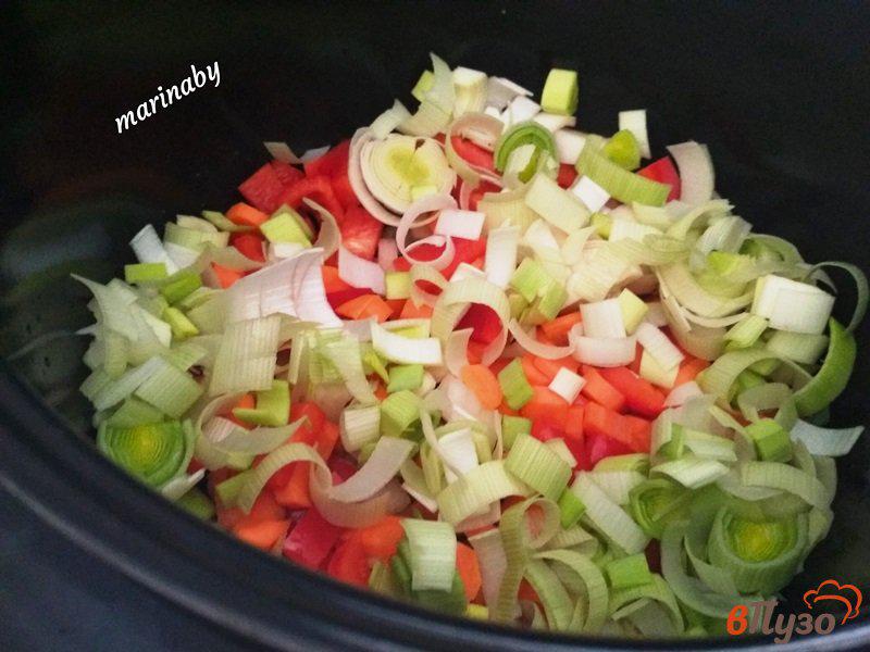 Фото приготовление рецепта: Куриные окорочка тушеные с овощами шаг №4