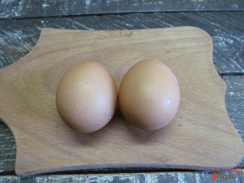 Фото приготовление рецепта: Яичница из замороженного яйца шаг №1