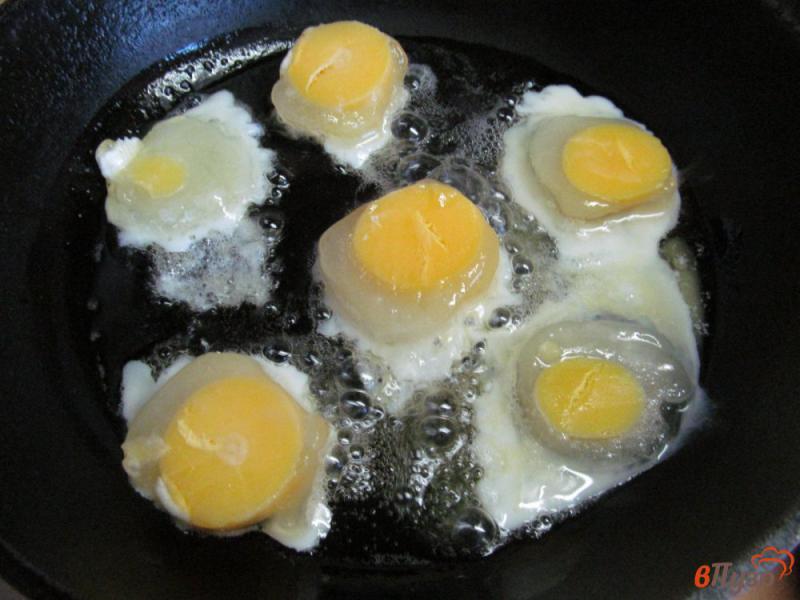Фото приготовление рецепта: Яичница из замороженного яйца шаг №3