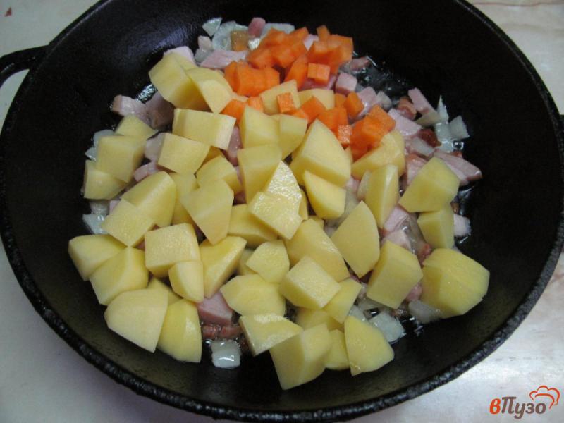 Фото приготовление рецепта: Тушеный картофель с овощами на беконе шаг №3