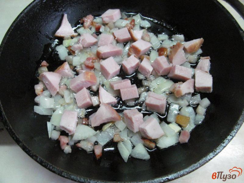 Фото приготовление рецепта: Тушеный картофель с овощами на беконе шаг №2