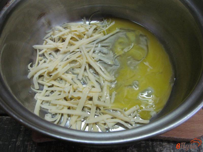 Фото приготовление рецепта: Быстрый суп с яйцом и сыром шаг №2