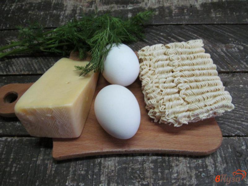 Фото приготовление рецепта: Быстрый суп с яйцом и сыром шаг №1