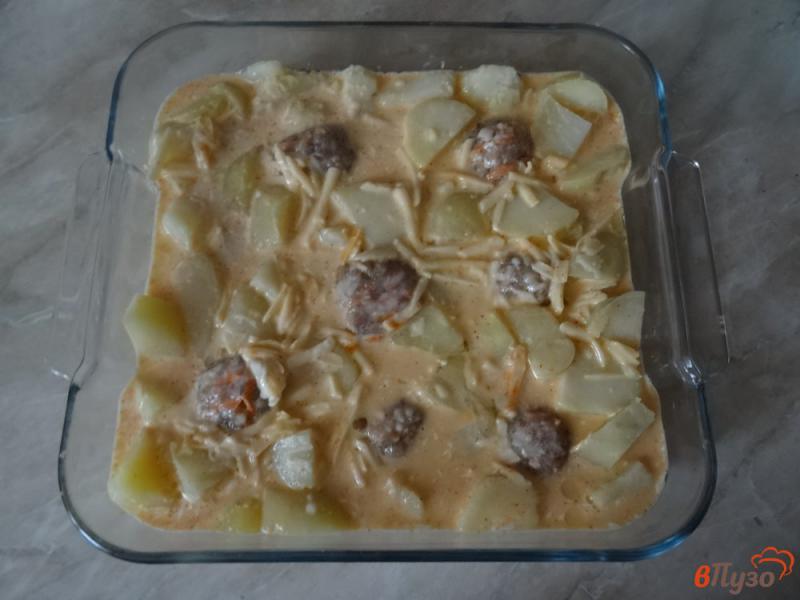 Фото приготовление рецепта: Картофельная запеканка с мясными тефтелями шаг №8