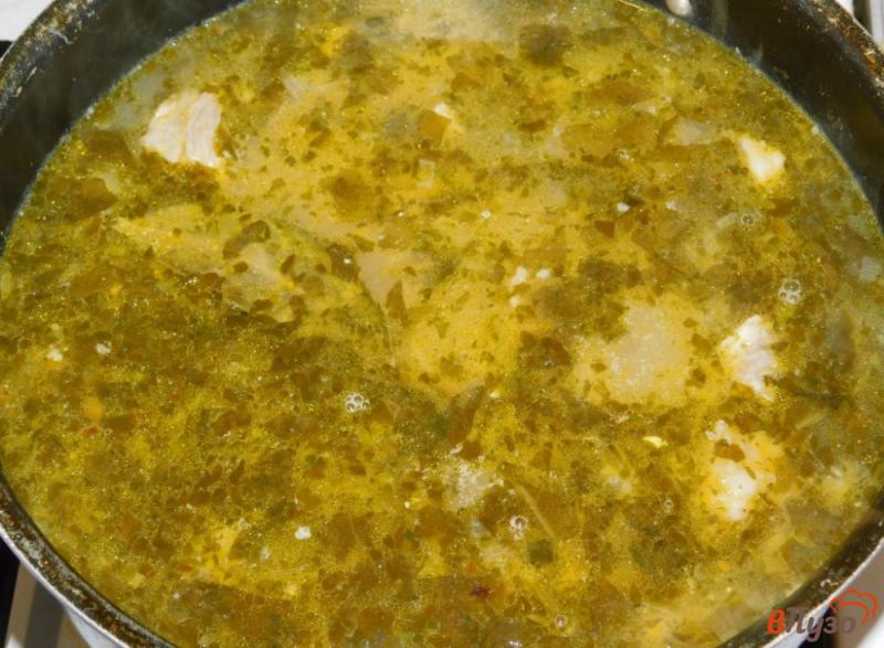 Фото приготовление рецепта: Суп с замороженным щавелем и грибами шаг №4