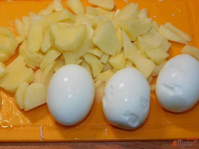 Фото приготовление рецепта: Куриный суп с яйцами шаг №3