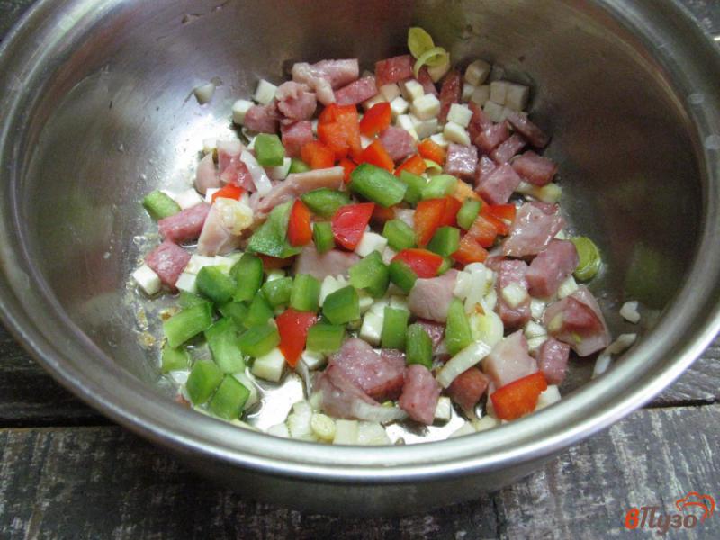Фото приготовление рецепта: Сур с копченостями и овощами шаг №3