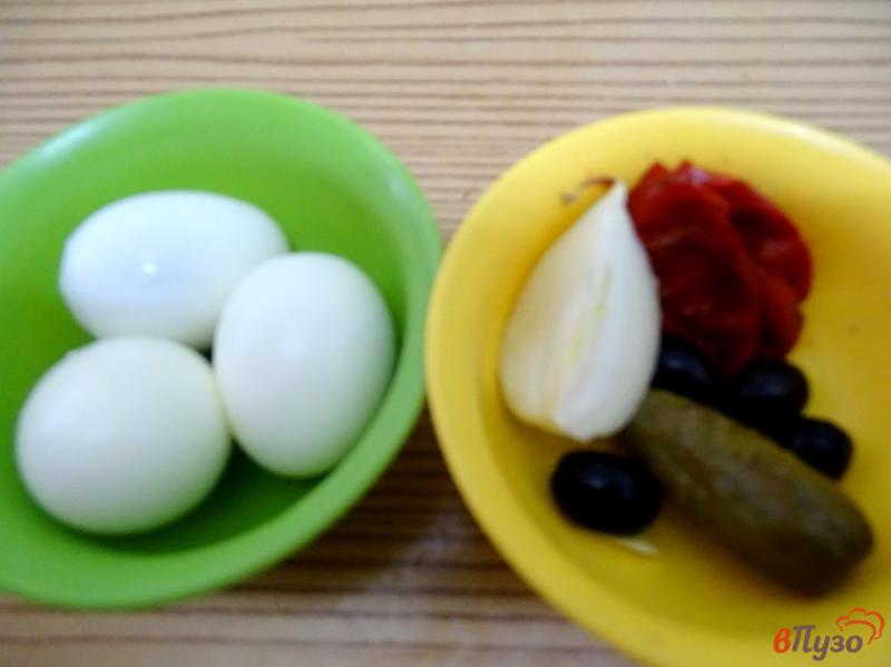 Фото приготовление рецепта: Яйца фаршированные маслинами шаг №1