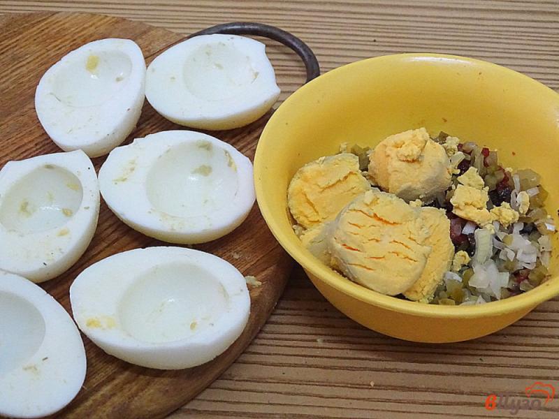 Фото приготовление рецепта: Яйца фаршированные маслинами шаг №7