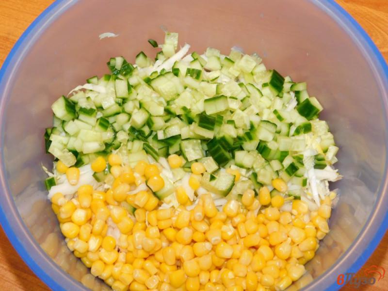 Фото приготовление рецепта: Салат с пекинской капустой и кукурузой шаг №2