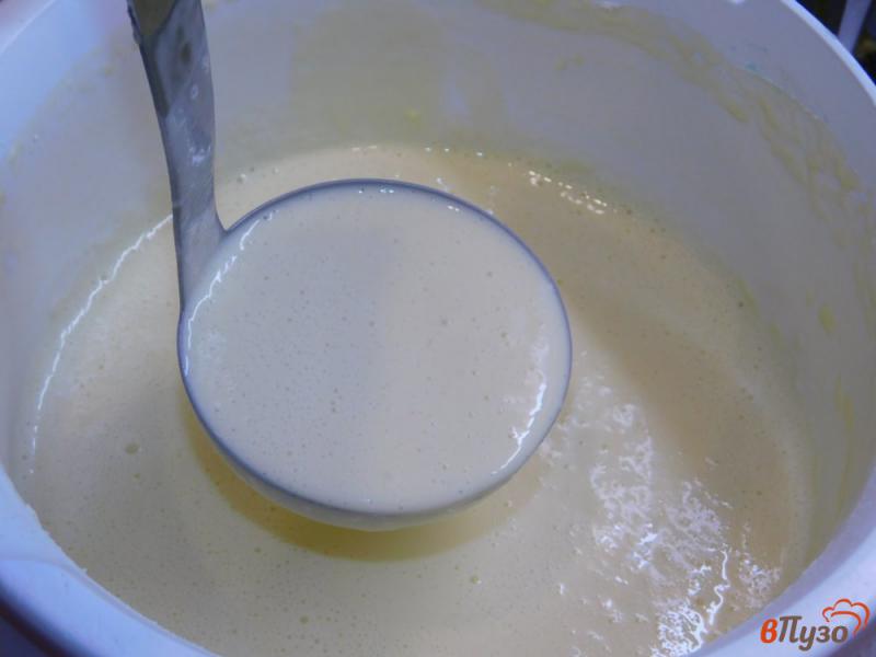 Фото приготовление рецепта: Тонкие блины на молоке шаг №3