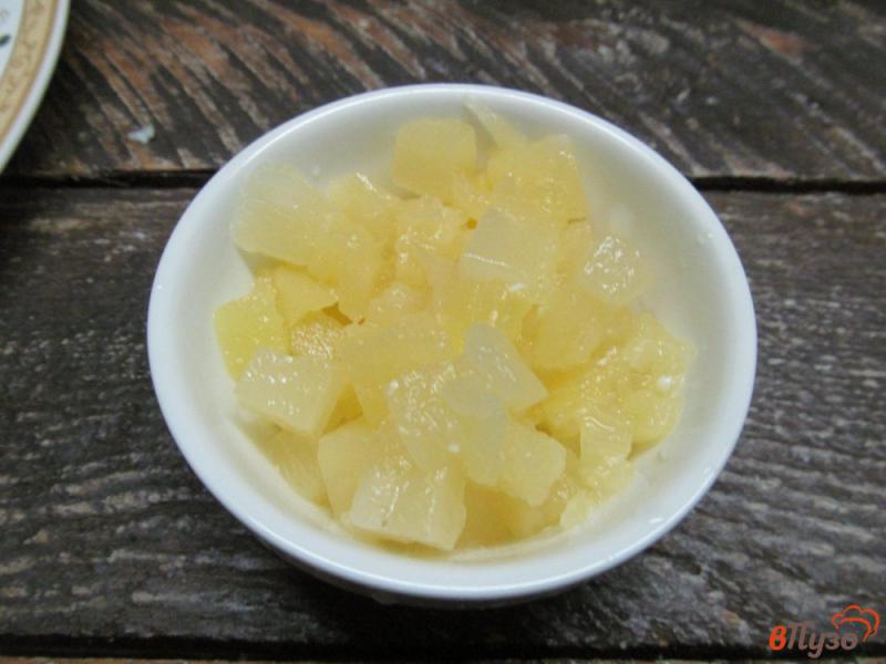 Фото приготовление рецепта: Салат из курицы с ананасом шаг №4