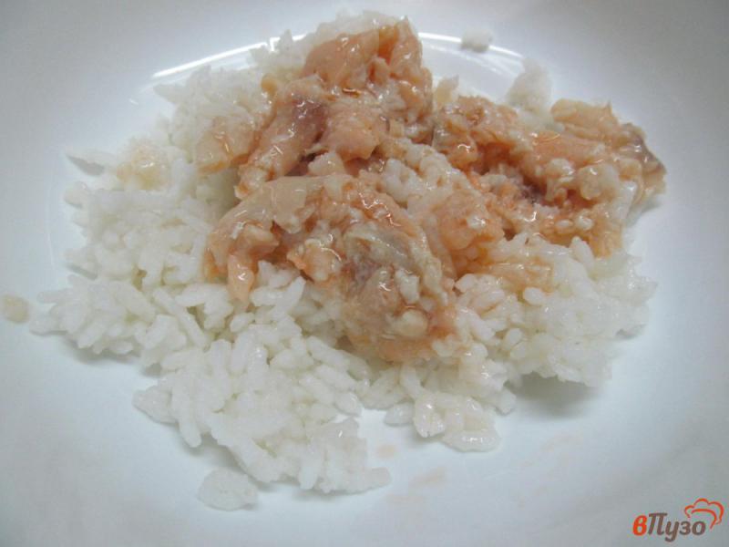 Фото приготовление рецепта: Салат из риса с консервированным лососем шаг №1