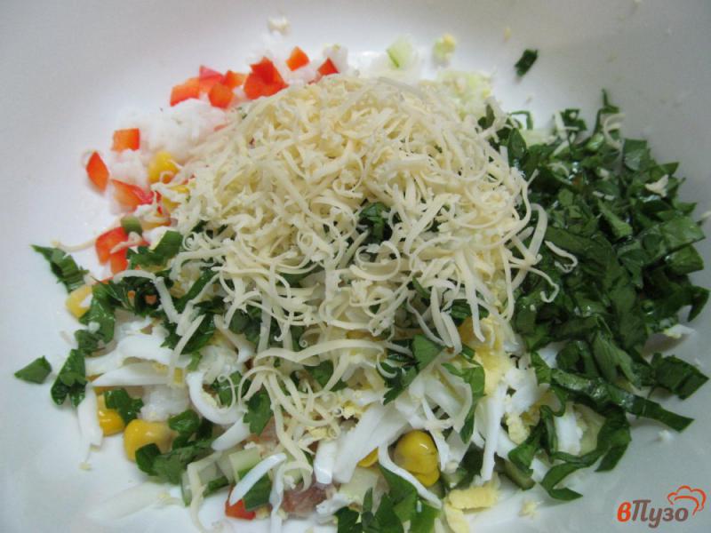 Фото приготовление рецепта: Салат из риса с консервированным лососем шаг №4