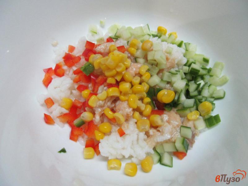 Фото приготовление рецепта: Салат из риса с консервированным лососем шаг №3